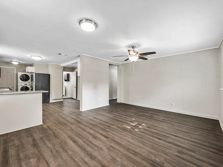 2717 Townsend Dr — Photo 2