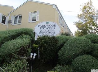 25201 72nd Ave, Bellerose, NY 11426