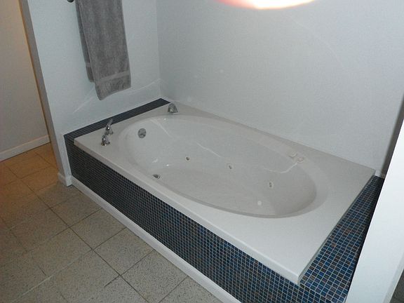 downstairs jetted tub