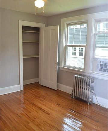 2nd image of 2924 Victoria Ave #1