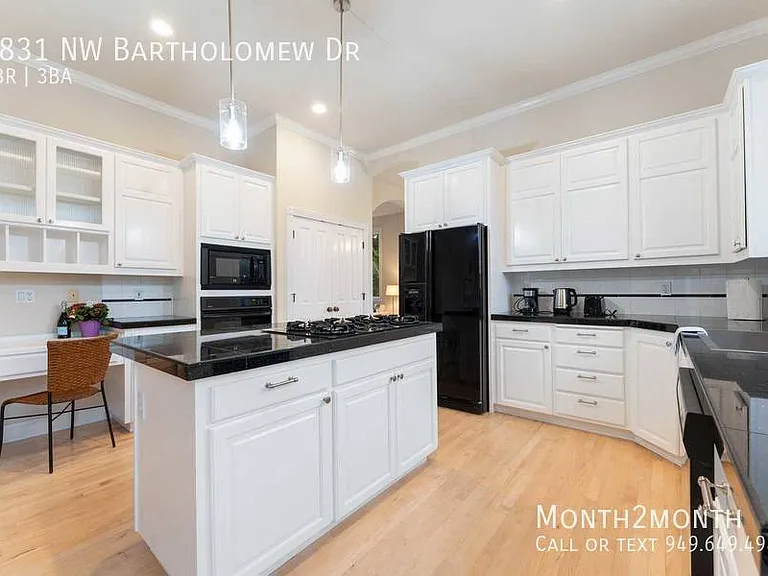 9831 NW Bartholomew Dr — Photo 7