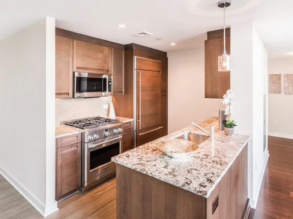 1000 Avenue At Port Imperial image 3 of 25