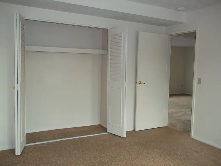 Windsor Gardens Apartments — Photo 42
