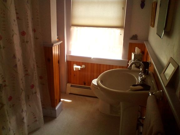 upstairs full bathroom