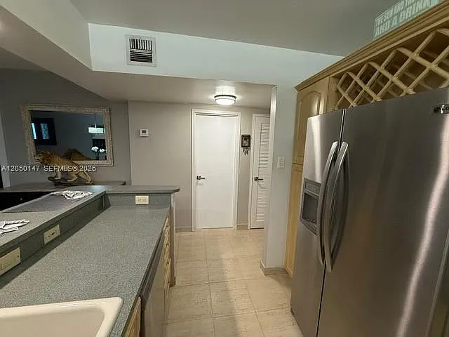 Sea Air Towers Condo — Photo 4