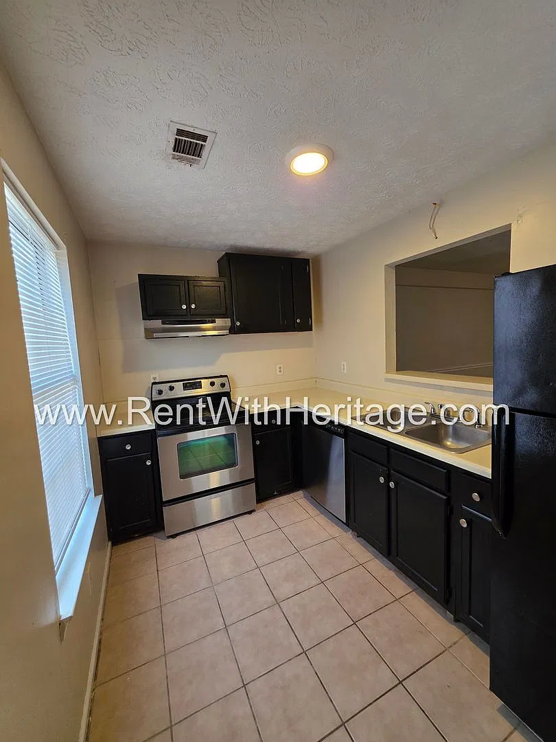 Amazing 2 Bedroom/ 2.5 Bath Townhome / Spacious Livingroom / Great Roommate Floorplan / Fenced Ya... — Photo 4
