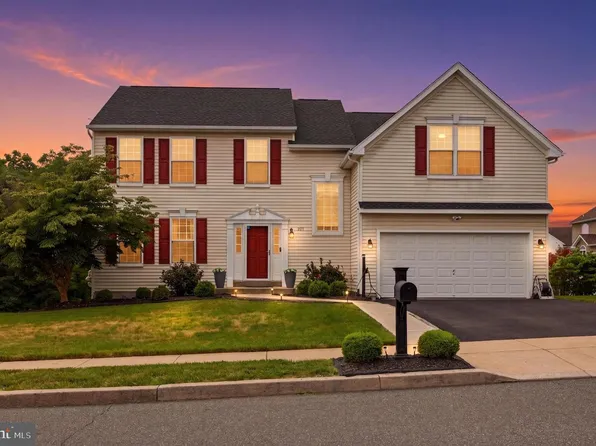 321 Summer Grove Ln, Pottstown, PA 19464