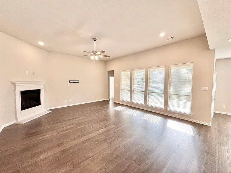 809 Uplands Dr — Photo 6
