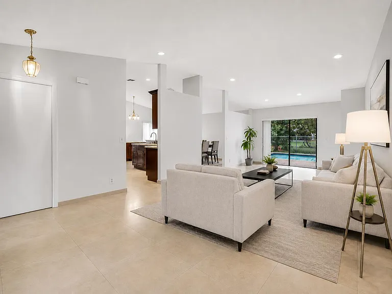 1541 SW 102nd Ter — Photo 5