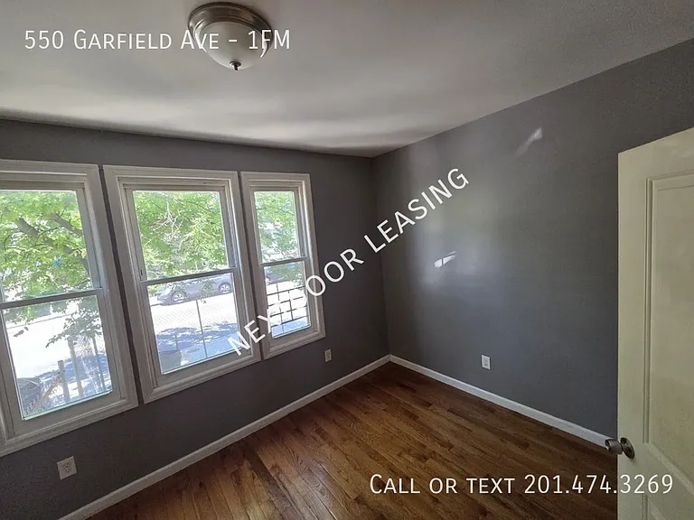 550 Garfield Ave #1FM — Photo 3
