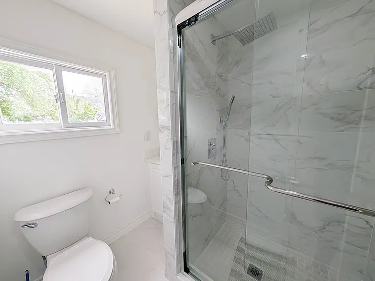 168 Borden Ave — Photo 10