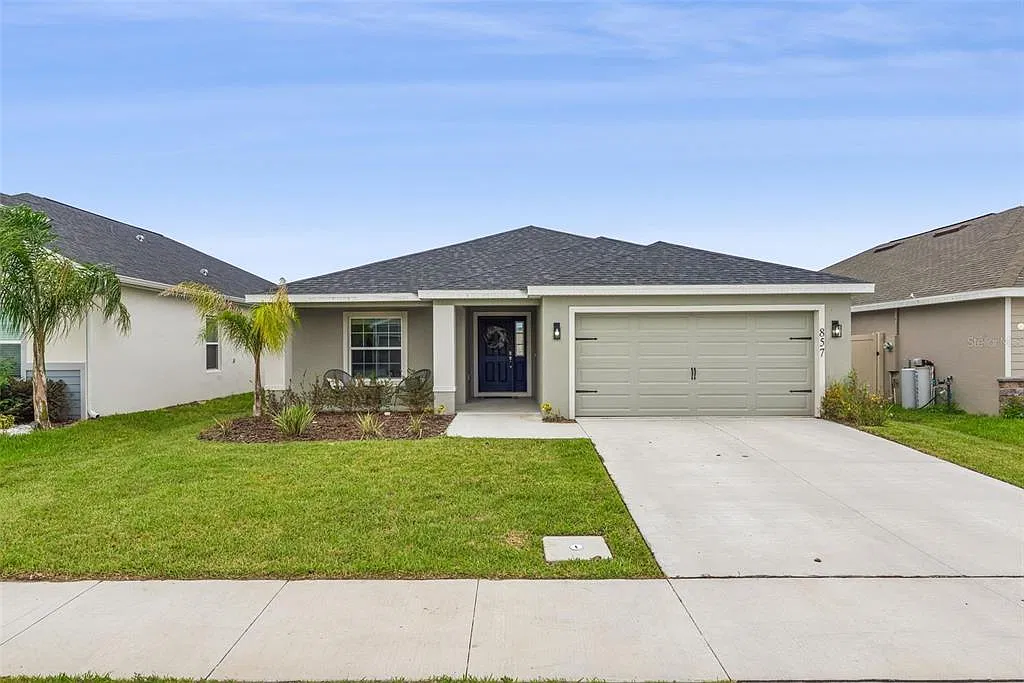 4 bed, 2.0 bath, 1819 sqft, $2,500 — Photo 1
