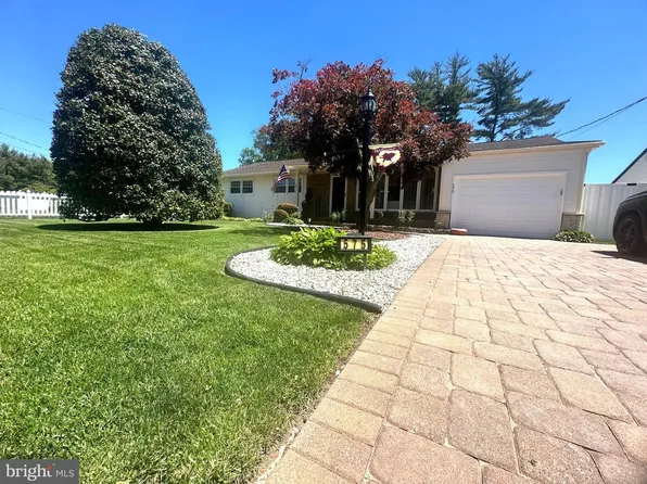 575 Royal Dr, Vineland, NJ 08360