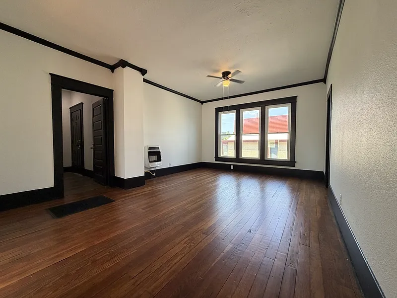 2 bed, 1.0 bath, 800 sqft, $1,050 — Photo 2