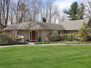 8 Round Hill Ln, Port Washington, NY