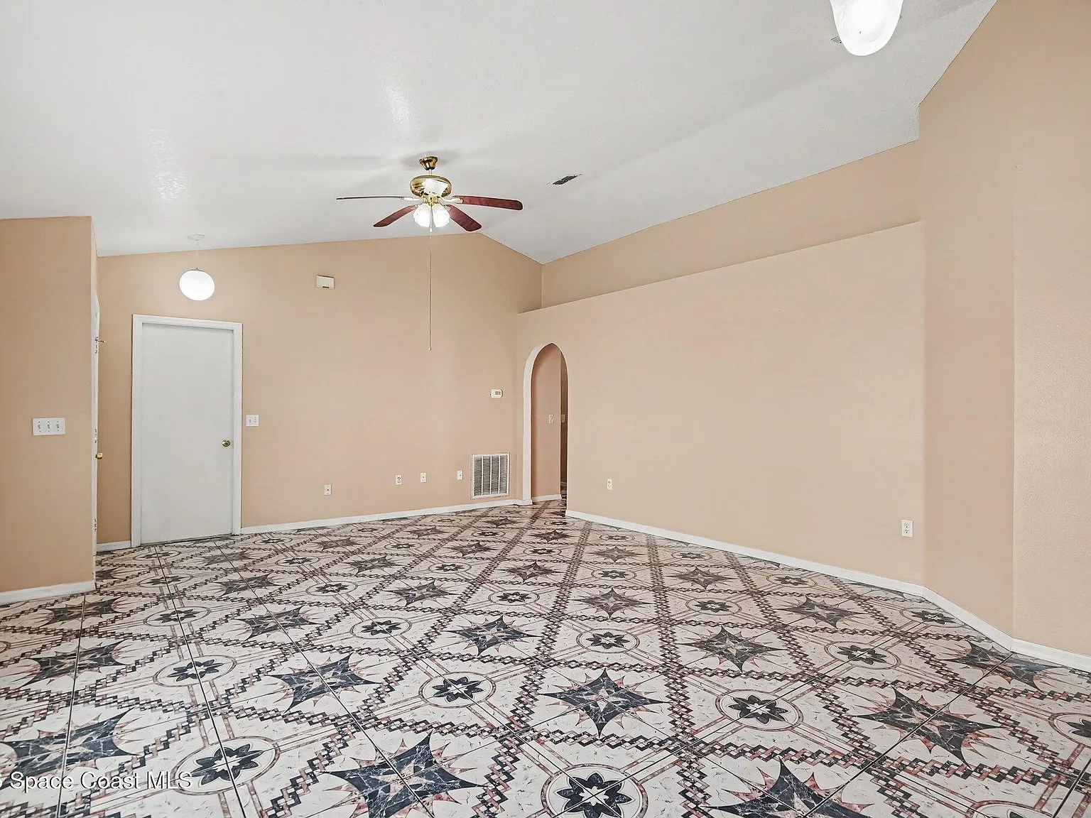 3 bed, 2.0 bath, 1292 sqft, $2,000 — Photo 4