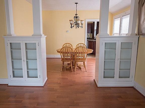 Dining room elegant and spacious, bright and light.