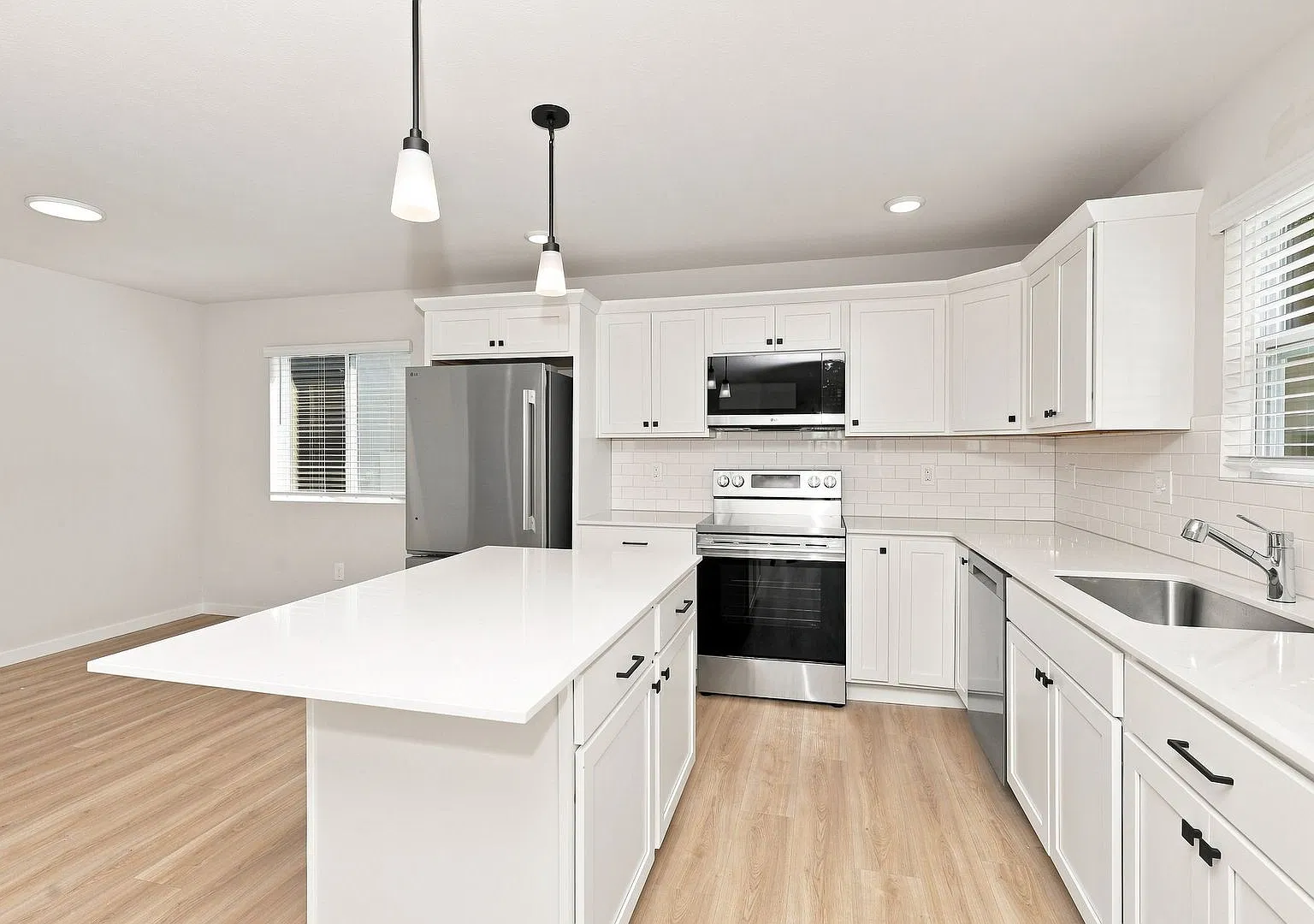 1 Month FREE Rent! Applied to Your First Full Month. Terms & Conditions Apply. — Photo 3