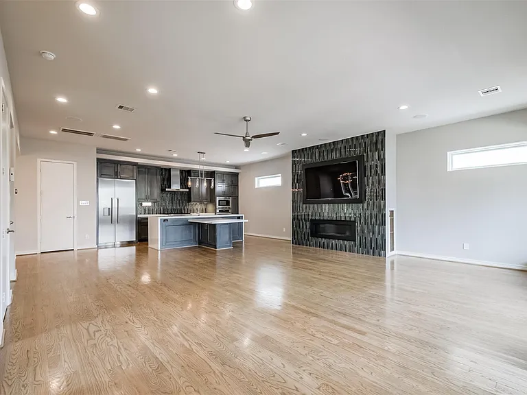711 W Clay St — Photo 12