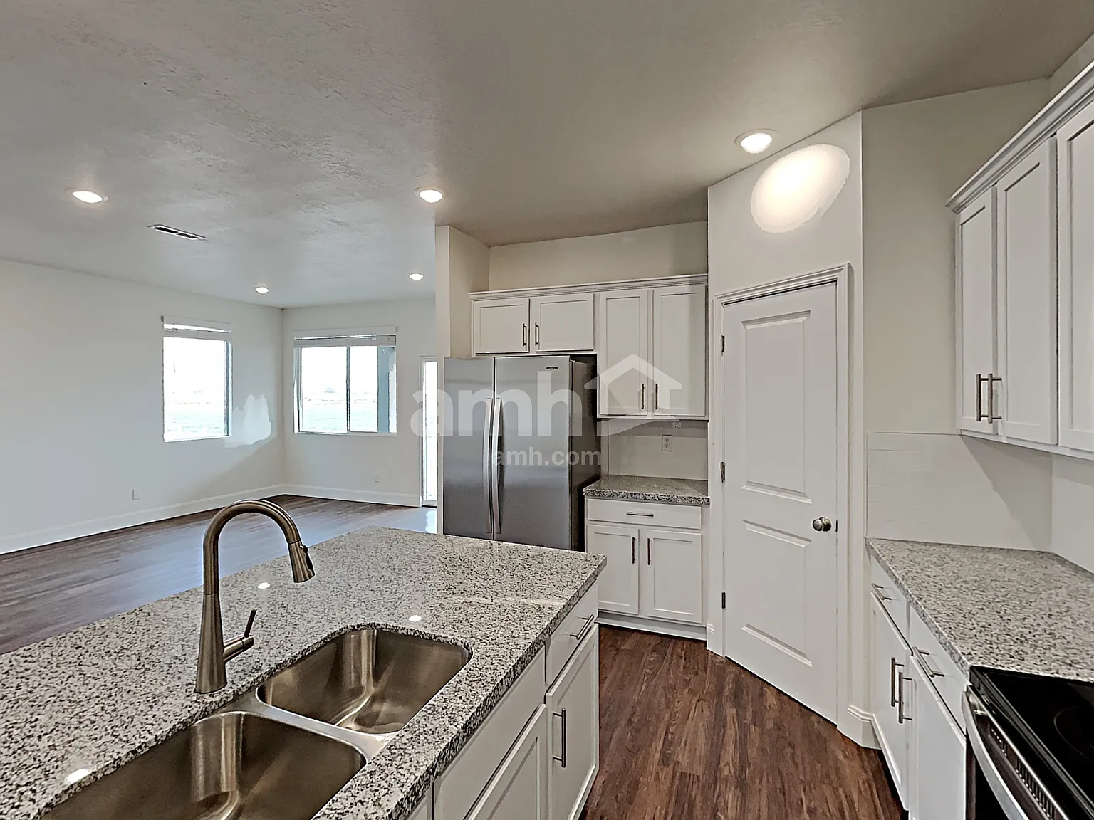 4 bed, 2.5 bath, 2313 sqft, $2,935 — Photo 3