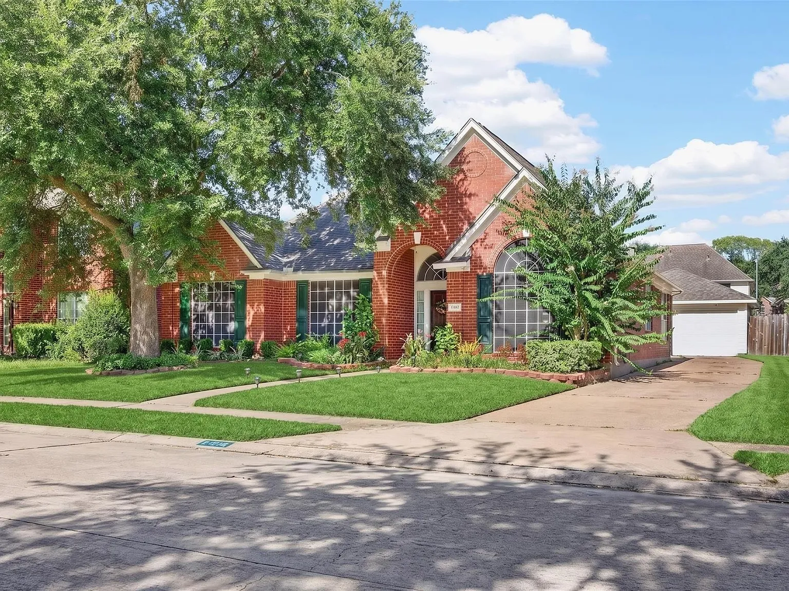 4 bed, 2.5 bath, 2552 sqft, $2,350 — Photo 3