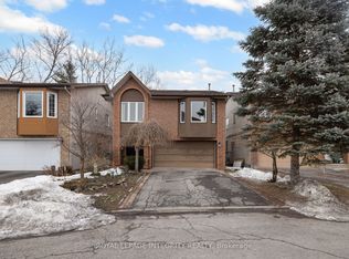 4 Hackett St, Ottawa, ON K1V 0P8