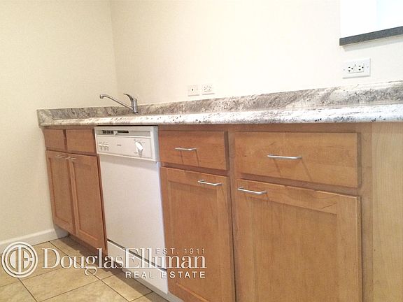 5th image of 2737 27th St APT 4B