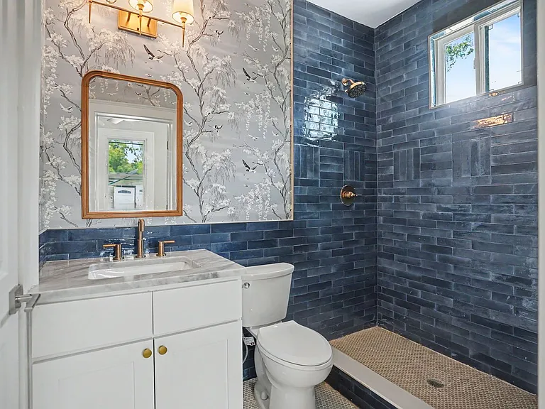 705 E 32nd St — Photo 38