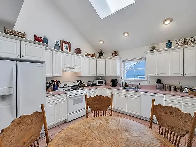 18 Hillcrest St #2 — Photo 3