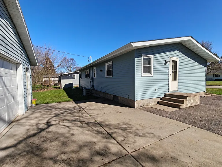 2212 Bartlett Ave — Photo 4