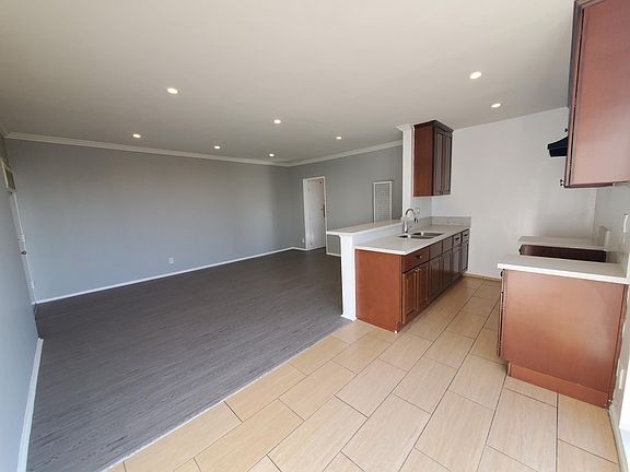 4th image of 128 S Mariposa Ave APT 27