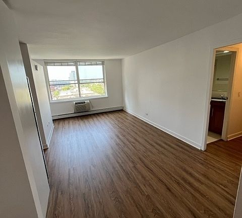 3rd image of 3033 N Sheridan Rd APT 1108