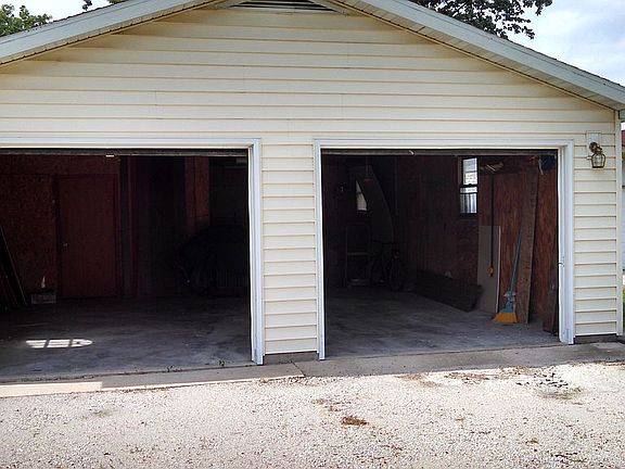 Detached 2 1/2 car garage