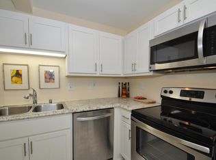 5243 Somerset Ln S #111, Greenfield, WI 53221