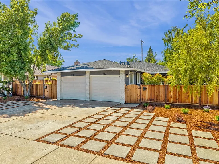 1204 Manchester Dr — Photo 2