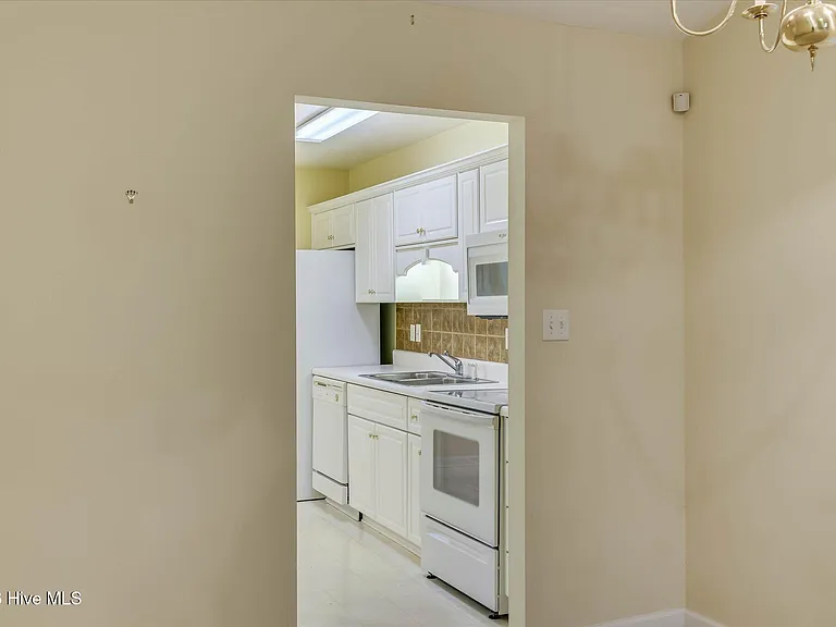 301 Beech Ln — Photo 14