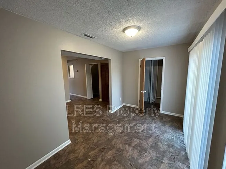 816 W 25th St — Photo 13