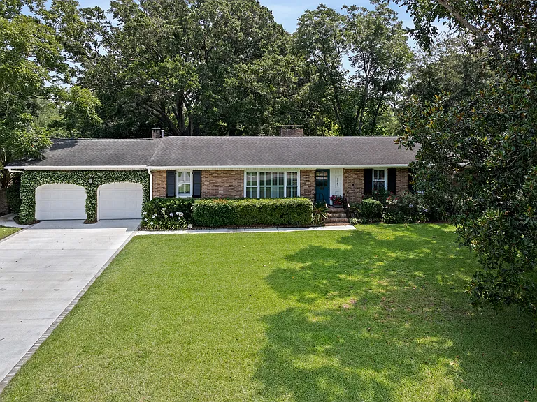 1043 Fort Sumter Dr — Photo 36