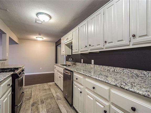 4th image of 1113 Briar Oaks Dr
