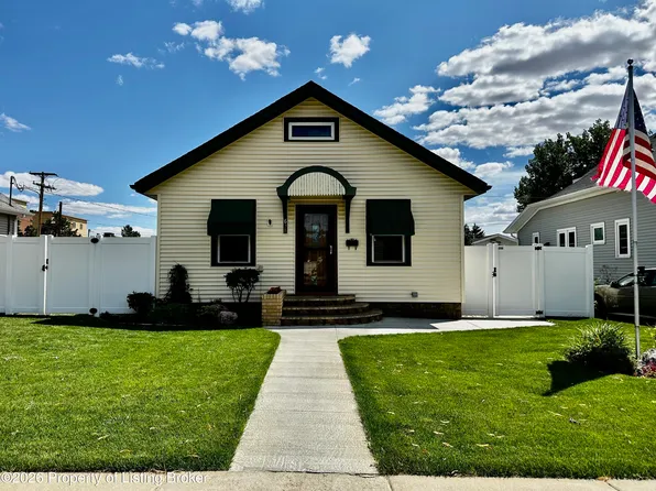 638 2nd Ave W, Dickinson, ND 58601