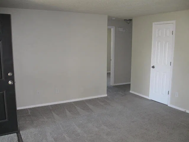 3 bed, 1020 sqft, $1,900 — Photo 2