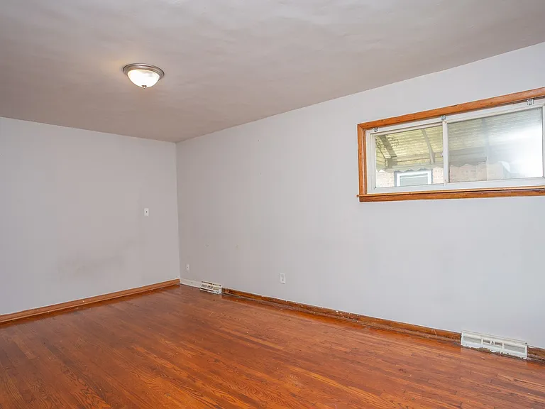15533 Vincennes Rd — Photo 8