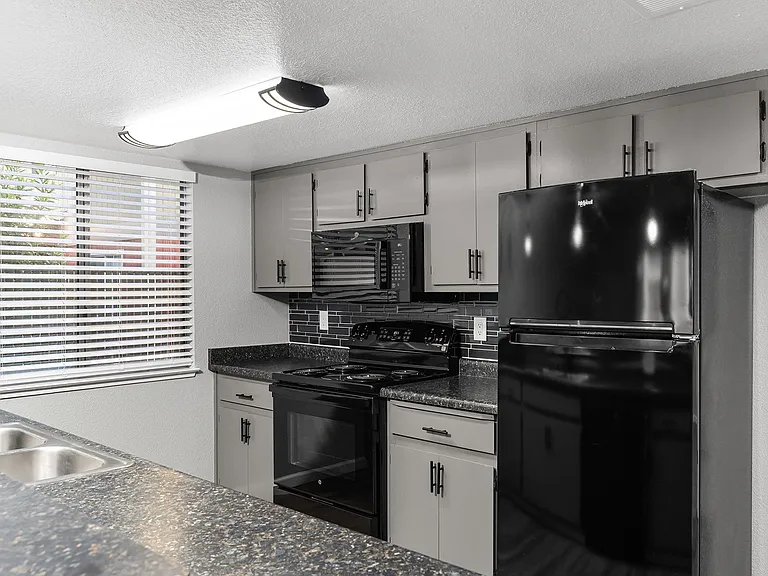 Redwood Cove Apartments — Photo 7