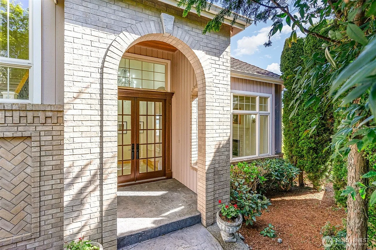 5 bed, 3.5 bath, 4240 sqft, $6,273 — Photo 3