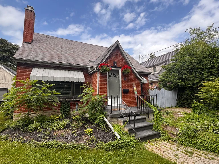 12 Margaret Ave N — Photo 1
