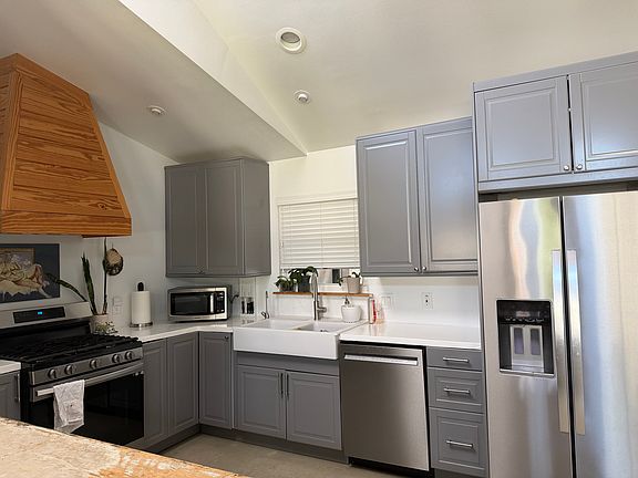 3rd image of 5661 E Oak Blvd
