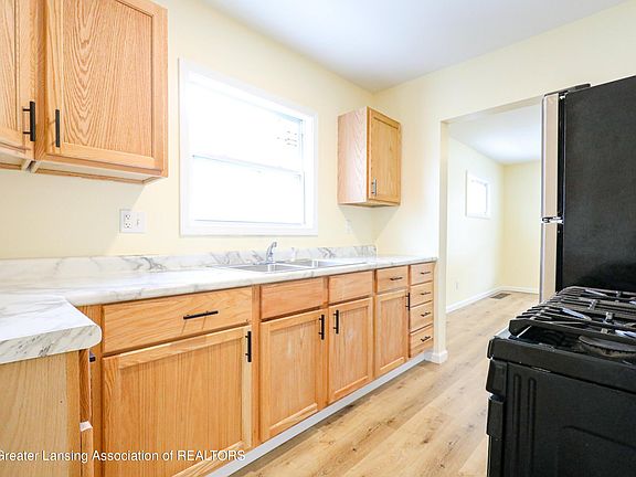 4th image of 1004 McCullough St
