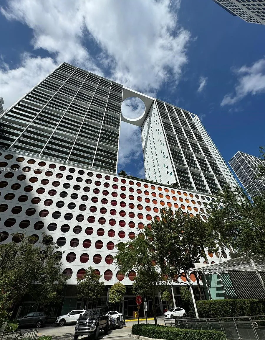 500 Brickell Ave — Photo 1