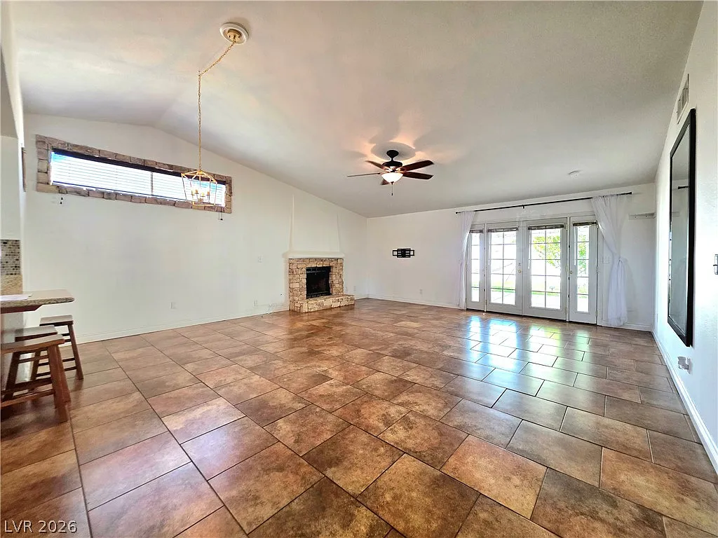 3 bed, 2.0 bath, 1342 sqft, $2,100 — Photo 4