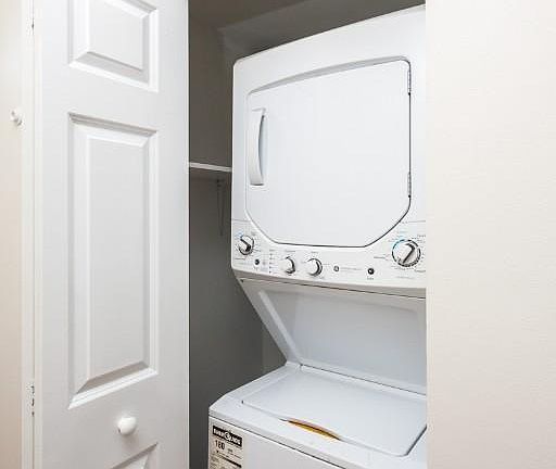 4th image of 650 W Aldine Ave #1015